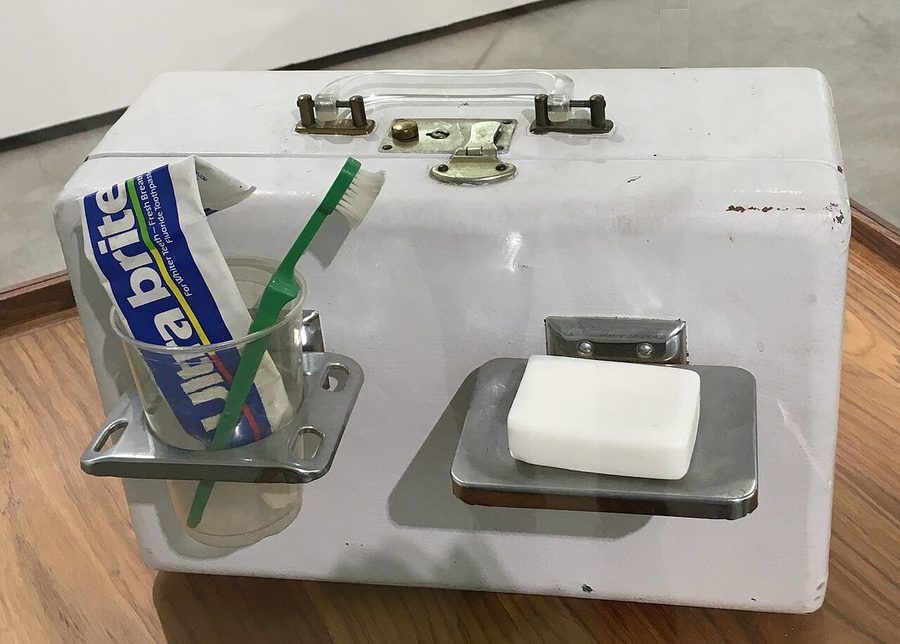 «Suitcase / Valigia per scapoli»